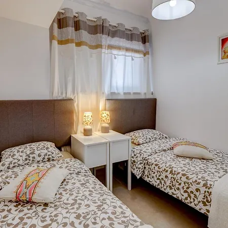 Апартаменты Two Bedroom Near The Ocean