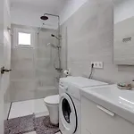 דירה Two Bedroom Near The Ocean
