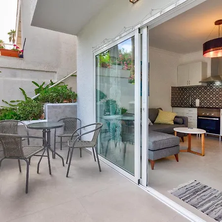 Two Bedroom Near The Ocean דירה